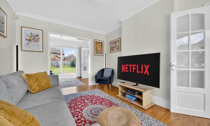 Offerton House | City SuperHost Lovely 3 bed Wythenshawe Home