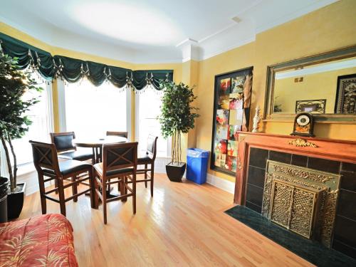 Lake View East Apartment | City Villa Sleeps 10-20 Free TV & Parking