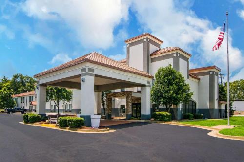 South Boston Hotel | Clarion Pointe South Boston - Danville East