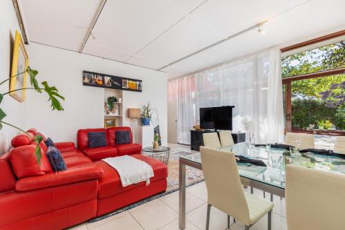 Yarralumla House | Classic 2 Bedroom Guest Suite with Garden Oasis located near a Lake