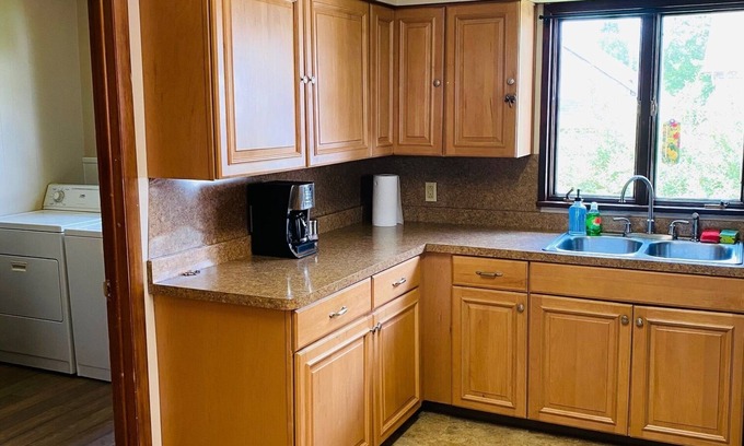 Hermitage House | Clean & Basic One Floor House Close to Park & Lake