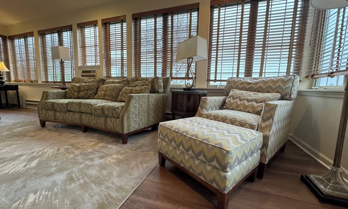 New Holland House | CLEAN & COMFORTABLE EXTENDED STAY- Perfect for Business & Leisure Travelers