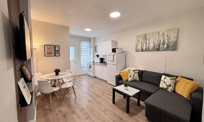 De Lorimier Condo | Clean, modern, newly renovated 2 BD condo in the heart of Plateau Mont-Royal