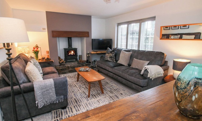 Halfway House Cottage | CLEMATIS COTTAGE, pet friendly, with open fire in Minsterley