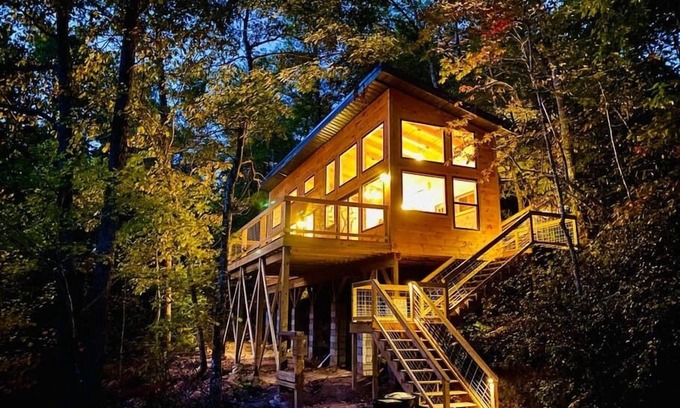 Stanton Cabin | Cliffline Twilight*WOW*Hot tub! Pet Friendly!