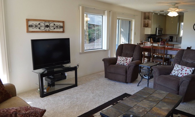 Fairfield Bay Condo | Cliffside Condo with scenic View of Greers Ferry Lake & WiFi