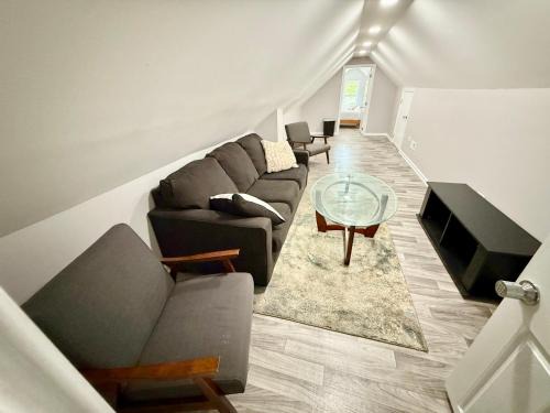 Canaryville House | Close To Downtown - Free Parking - Quiet Place