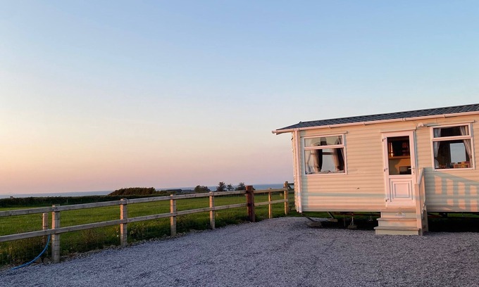 Garn Fadryn Cabin | Coastal Chalet in Tudweiliog- Tyddyn Mawr