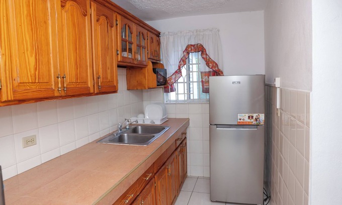 Gordon Town House | Coastal Comfort in St. Andrew – 3-Bedroom Apartment by the Sea