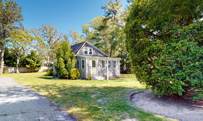 West Harwich House | Coastal cottage close to beaches and town - private yard, W/D, & new renovations