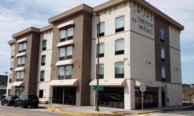 Menomonie Hotel | Cobblestone Inn & Suites - Menomonie/UW-Stout