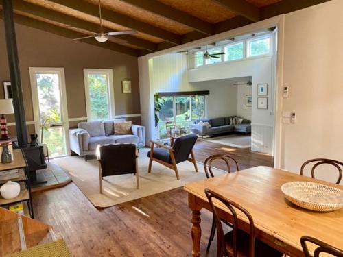 Cockatoo House | Cockatoo Rainforest Escape