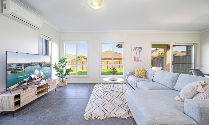 Colebee House | Colebee Modern 4BR House Spacious & Close to Park