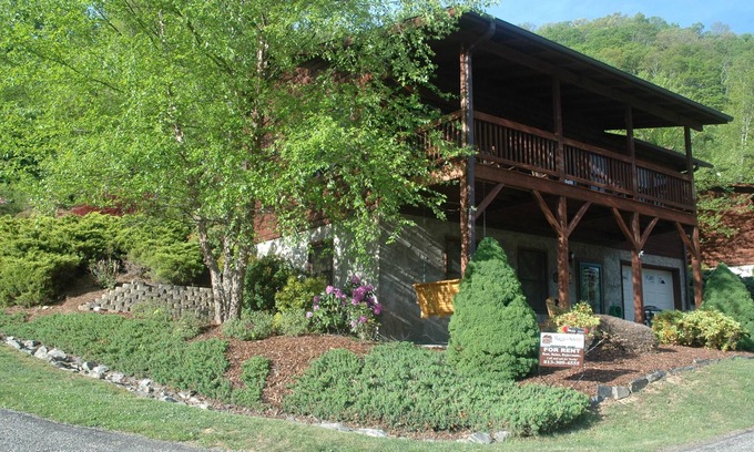 Maggie Valley Cabin | COLORS in NOV. OPENINGS Mt. Views, Attached Garage, Flat Paved Parking, Pet Fee.