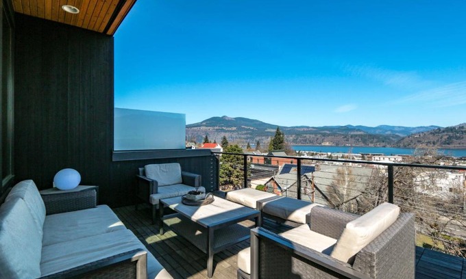 Hood River Apartment | Columbia River Gorge View FOUR Condo