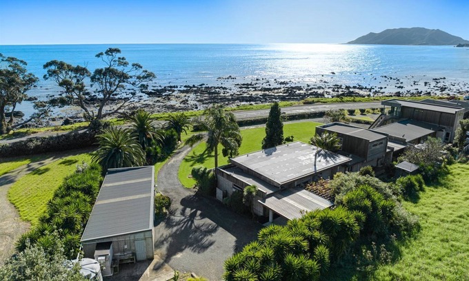 Te Kaha House | Come and stay at XanDie's! Premium accommodation at Waihau Bay!