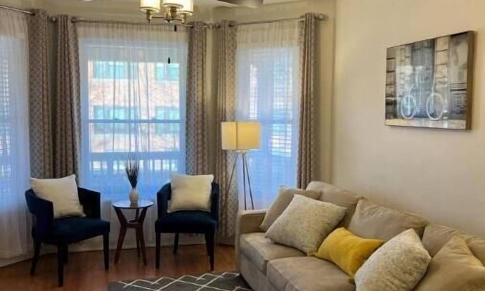 Kimball Apartment | Come rest your tired Chicago traveling feet in this comfy inner city home!