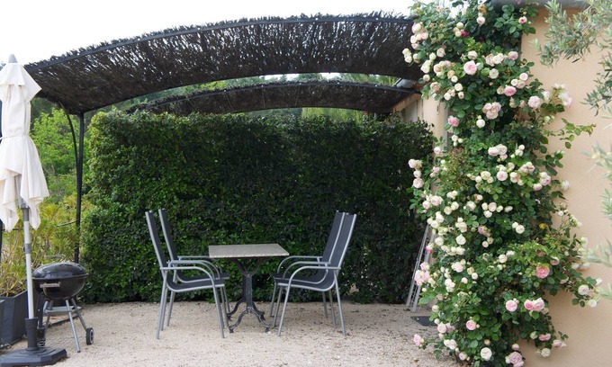 Loriol-du-Comtat Hotel | Comfort room with kitchen lounge in the heart of Vaucluse.