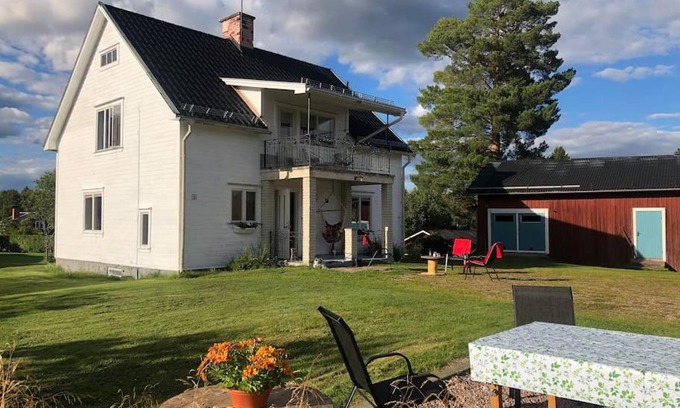 Oje House | Comfortabel Zweeds huis met sauna en houtkachel.