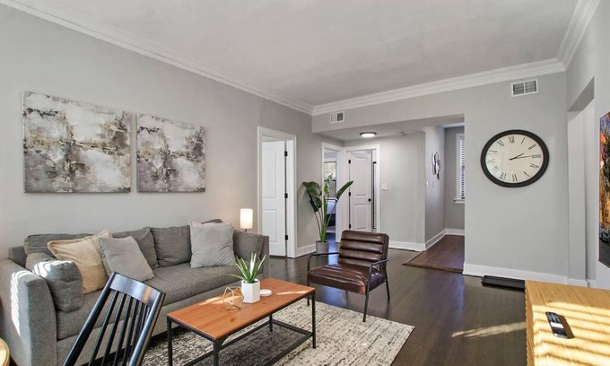 East Albany Park Apartment | Comfortable 2BR Chicago Apt - Sunnyside 2F