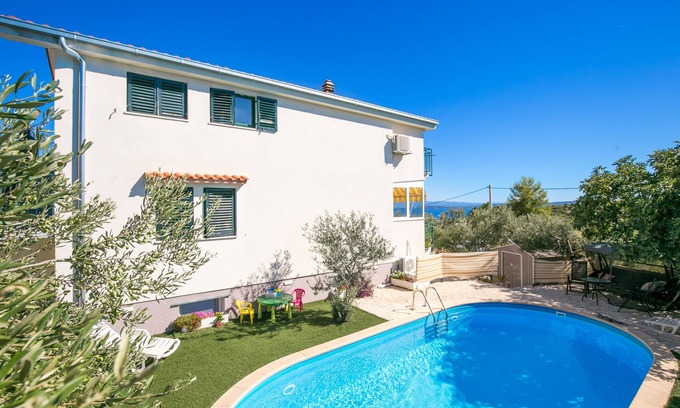 Rudine Apartment | Comfortable and spacious apartment with terrace and sea view Kaštel Novi, Kaštela (A-22569-a)