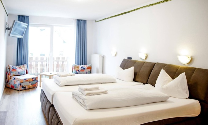 Zueschen Apartment | Comfortable and versatile room -perfect for relaxation, work and exchange