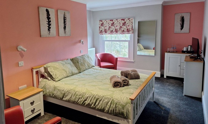 Cranleigh House | Comfortable Double Room with Bath