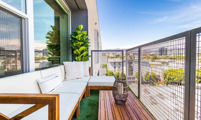 Carthay Circle Apartment | Comfy & Modern 2 BDR & 2 BTH in Hollywood FREE Pkg