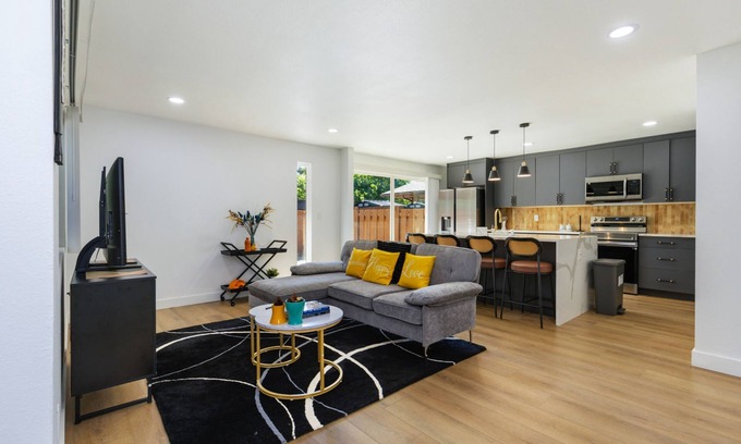 Somerset House | Comfy Stay in Bellevue w/Parking Included