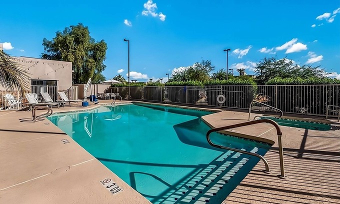 Palm Valley Hotel | Comfy Unit for Business Travel, Free Parking, Breakfast