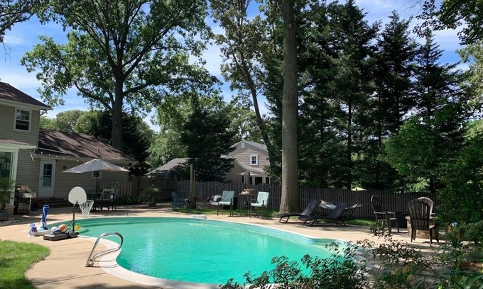 Parole House | Commissioning Week Escape with Pool and Beautiful 4 Seasons room