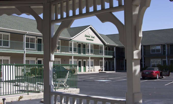 Pigeon Forge Condo | CONDO, 1 Block to Parkway, PRIVATE WiFi , POOL, King Bed, WALK to ISLAND