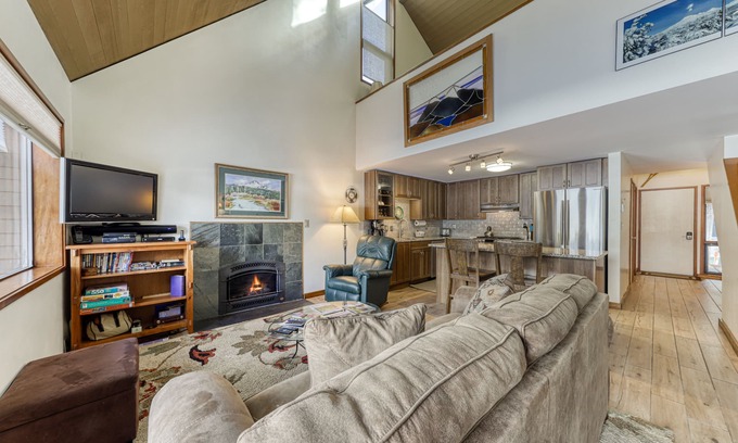 Overlook Park Condo | Condo in Great Location, View of Golf Course & SHARC Passes - Dogs OK