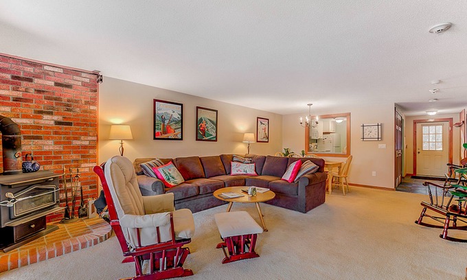 North Conway Condo | Condo w/gorgeous Cranmore view, shared pool/tennis, AC & WiFi - near town