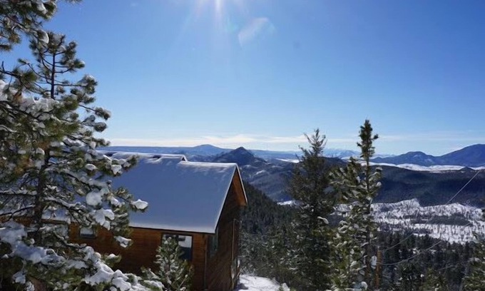 Richmond Hill Corridor House | Conifer Mountain Bliss: Tranquil Views of Pikes Peak