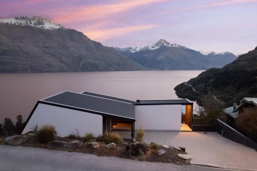 Sunshine Bay House | Contemporary 7 Bedroom House with Stunning View