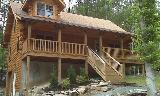 Wallenpaupauk Lake Estates Cabin | Contemporary Log Cabin : 2 Blocks from Lake Wallenpaupack, Located in WLE