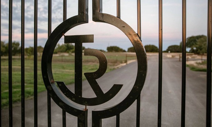 Nemo House | Contemporary Waterfront Ranch Villa at Twin Canyons Longhorn Ranch