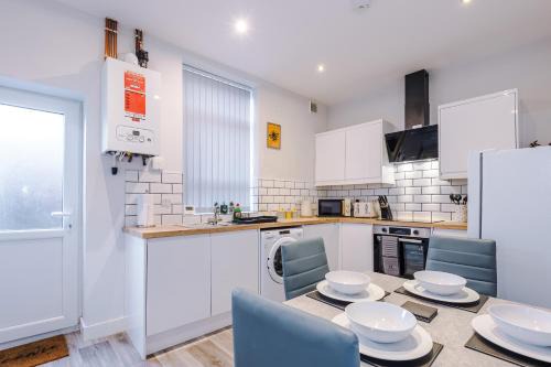 Bury Apartment | Contractor, Relocation, insurance , 4 bedrooms, Bury