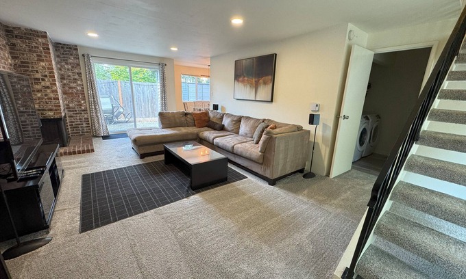 Crossroads House | Convenient 2 Bedroom Bellevue Townhome