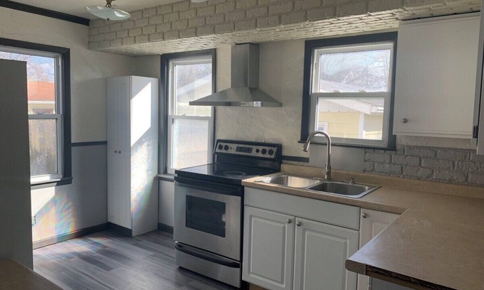 Flint House | Convenient location. 2 bedrooms 5 minutes from Flint airport