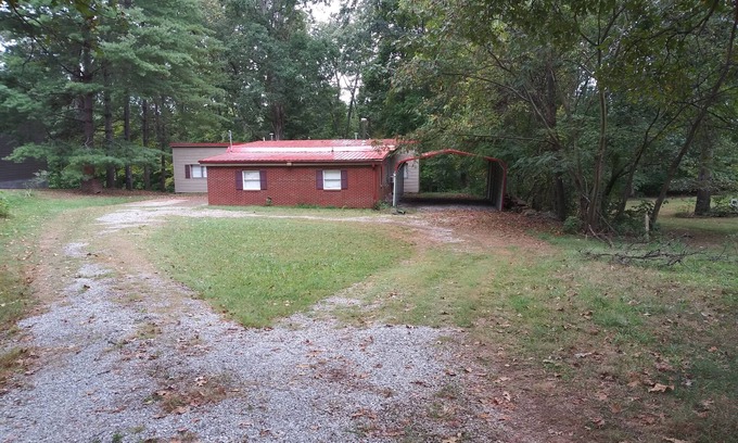 Somerset House | convenient location by the lake . just a few minutes to boat ramp .