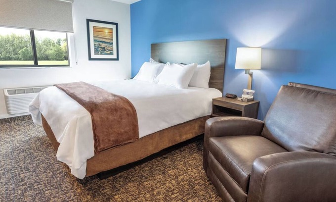 East Moline Hotel | Convenient Retreat by Mississippi River w/Full Kitchen Space