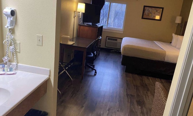 River Falls Hotel | Coratel Inn and Suites By Jasper Riverfalls - Standard 2 Queen Bed NS