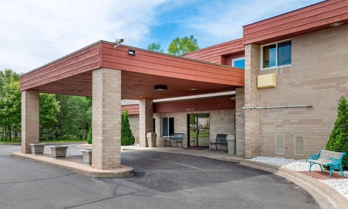 River Falls Hotel | Coratel Inn and Suites By Jasper Riverfalls - Standard 1 King Bed Non Smoking