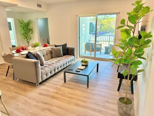 Silver Lake Apartment | Corner 2 Bedroom 2 Bath Condo - Balcony - Parking