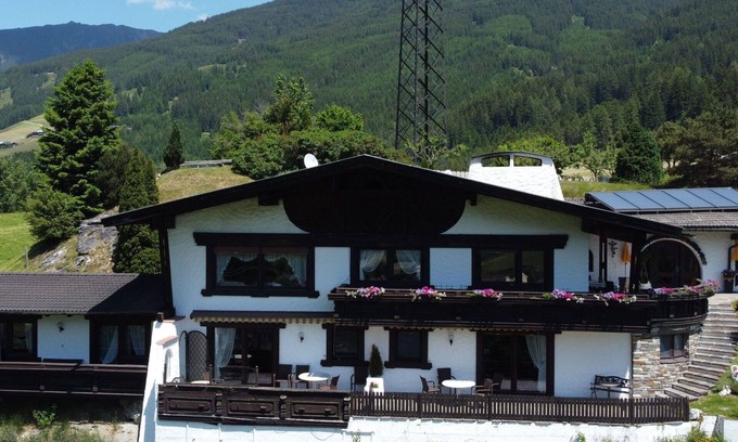 Pfons Apartment | Cosy apartment for 5 people with TV, terrace and panoramic view