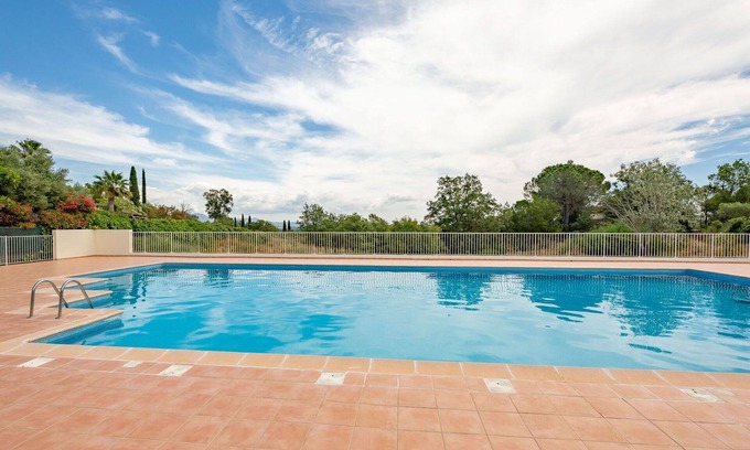 La Rouviere Apartment | Cosy apartment for 4 guests with WIFI, A/C, pool, TV and patio