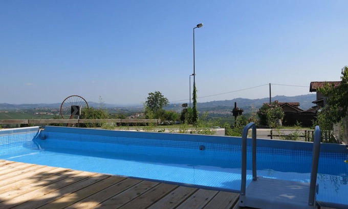 La Morra Apartment | Cosy apartment for 2 people with WIFI, pool, TV, patio and pets allowed