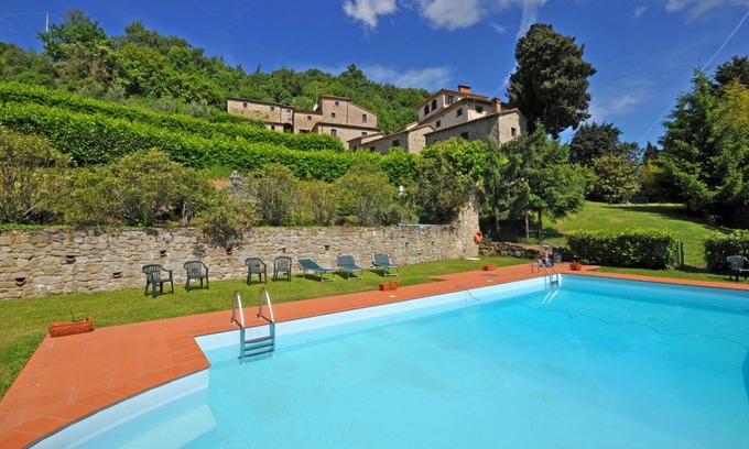 Capolona Apartment | Cosy apartment for 4 guests with pool, WIFI, TV, panoramic view and parking, close to Arezzo